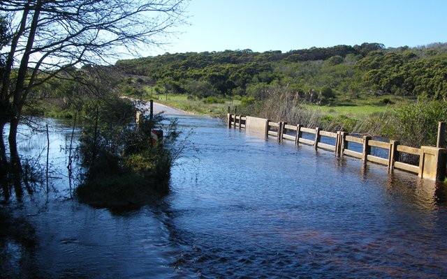 Die ou laagwaterbruggie (bo) oor die Uilkraalrivier onderkant die Kraaiboschdam se uitloop op die Gansbaai / Bredasdorppad, via Baardskeerdersbos en Elim, wat gedurende die groot reÃ«ns in Oktober/Desember 2013 vir die laaste keer oorstroom is, is onlangs met â€˜n â€œBoere Brugpartytjieâ€ gegroet en die nuwe brug (onder) is verwelkom. Die nuwe brug is reeds vir verkeer oopgestel en die pad kan gedurende die Feestyd tot by die Napier-afdraai gebruik word.